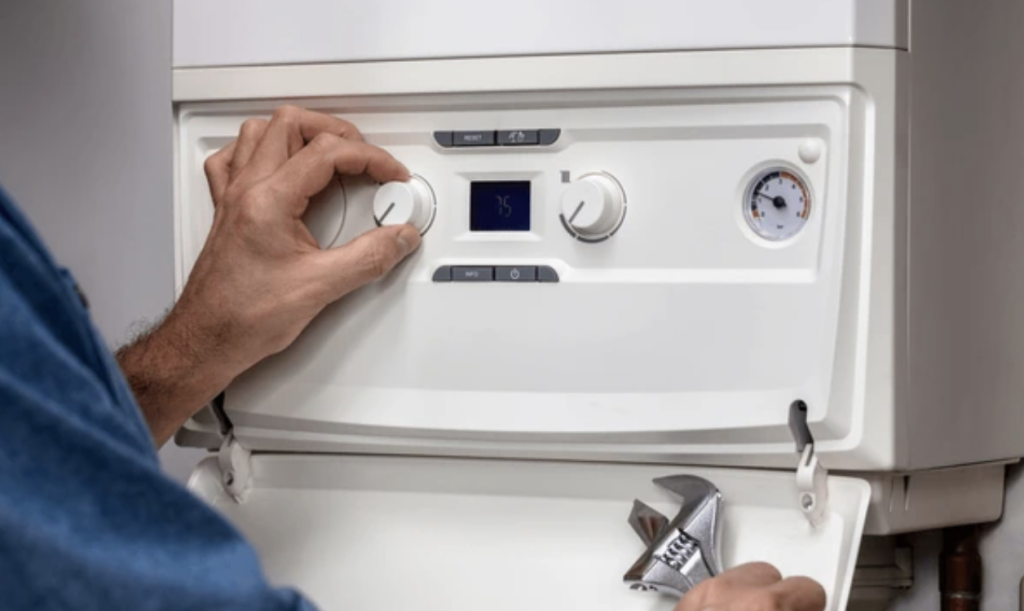 Entretien de la chaudière pour préparer sa plomberie pour l'hiver